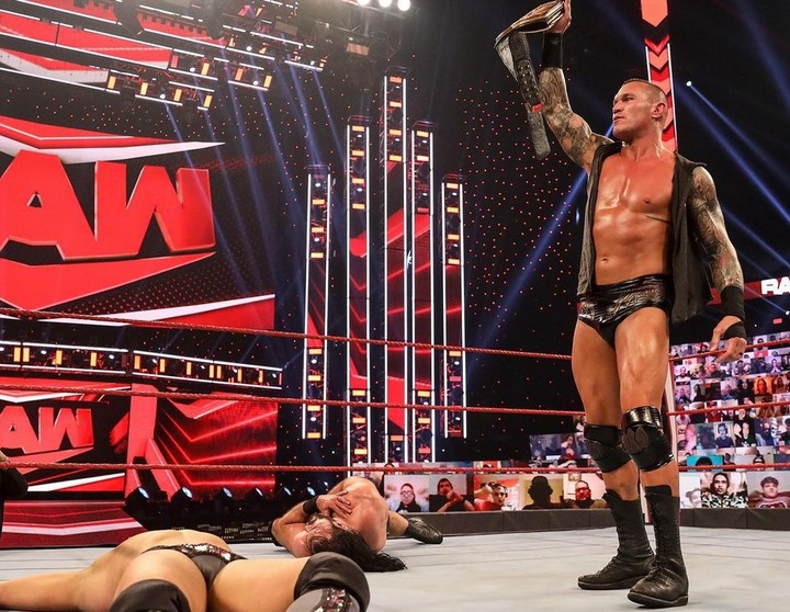 Diváci ostali v rozpakoch. Wrestler nechal zdolaného súpera uhorieť